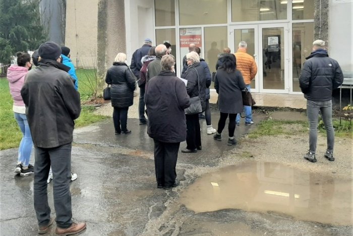 Ilustračný obrázok k článku Ľudí neodradilo ani počasie. Pre vakcínu si cez víkend v Humennom prišli stovky ľudí