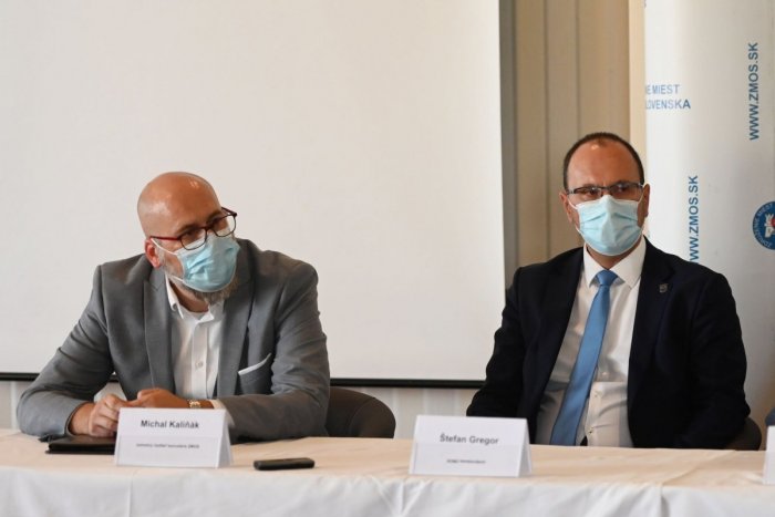 Ilustračný obrázok k článku Naliehavá žiadosť na Čaputovú a Žilinku! ZMOS sa na nich obrátilo kvôli školám