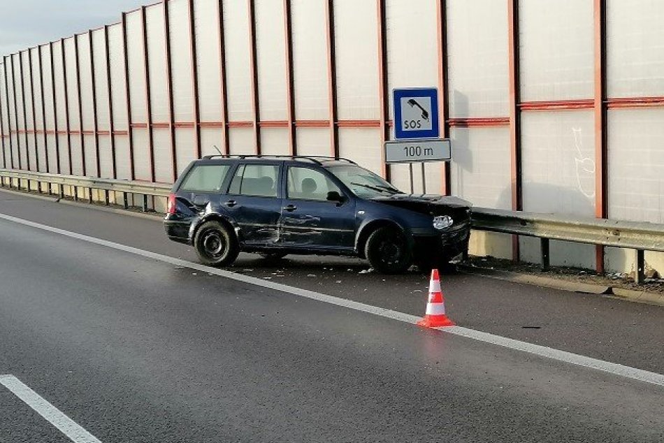 Ilustračný obrázok k článku Katastrofa na cestách a chodníkoch: Chodci sa šmýkali, autá búrali, FOTO