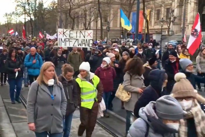 Ilustračný obrázok k článku Rakúšania opäť vyšli do ulíc: Proti povinnému očkovaniu protestovali tisíce ľudí
