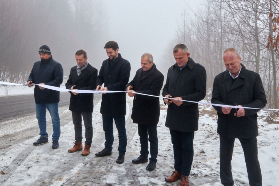 Ilustračný obrázok k článku Obyvatelia Gemera si môžu vydýchnuť: Rekonštrukcia cesty na Muráni skončila, FOTO