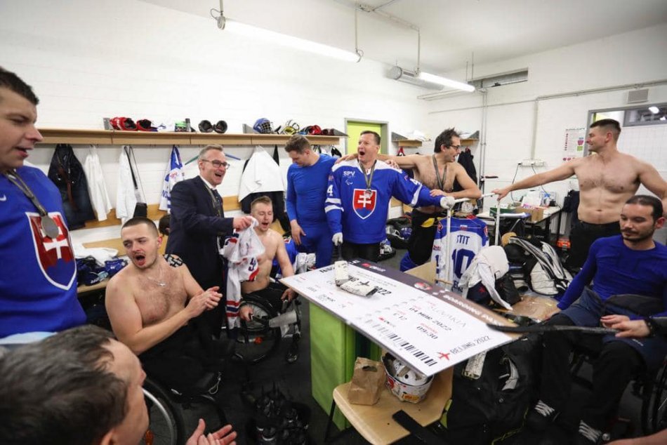 Ilustračný obrázok k článku Takto sa OSLAVUJE postup na olympiádu: Naši parahokejisti to rozbalili v šatni! FOTO a VIDEO