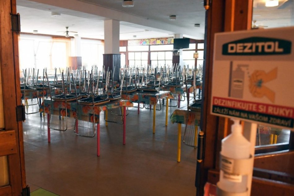 Ilustračný obrázok k článku Pre COVID-19 uzavrelo mesto všetky svoje vzdelávacie zariadenia