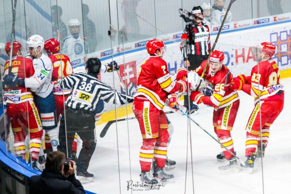 Ilustračný obrázok k článku Koronavírus im nedá pokoj: Dukla Trenčín na poslednú chvíľu vymenila súpera