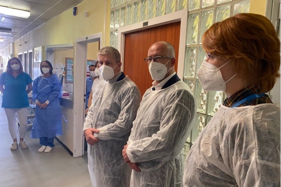 Ilustračný obrázok k článku Bystrickí zdravotníci sa dočkali vzácnej návštevy: Povzbudiť ich prišiel sám minister, FOTO