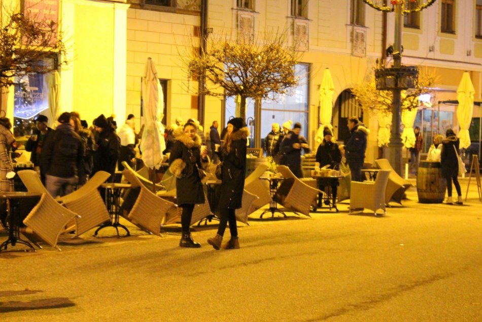 Ilustračný obrázok k článku Lockdown na bystrický spôsob: Na námestí zákaz vychádzania nevidno, VIDEO a FOTO