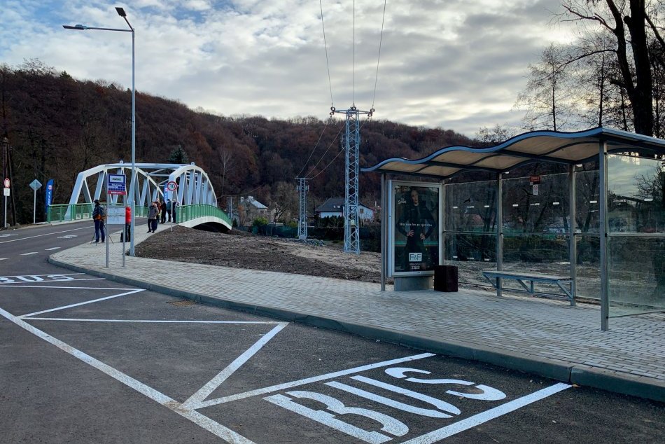 Ilustračný obrázok k článku Bystričania sa po 40 rokoch dočkali: Cez Hron môžu prechádzať po novom moste, FOTO