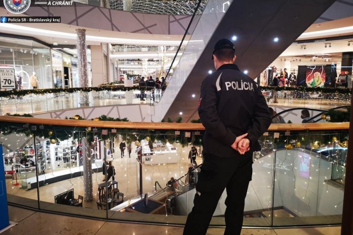 Ilustračný obrázok k článku Tomu sa povie RARITA: Muž bez respirátora zavolal policajtov sám na seba!