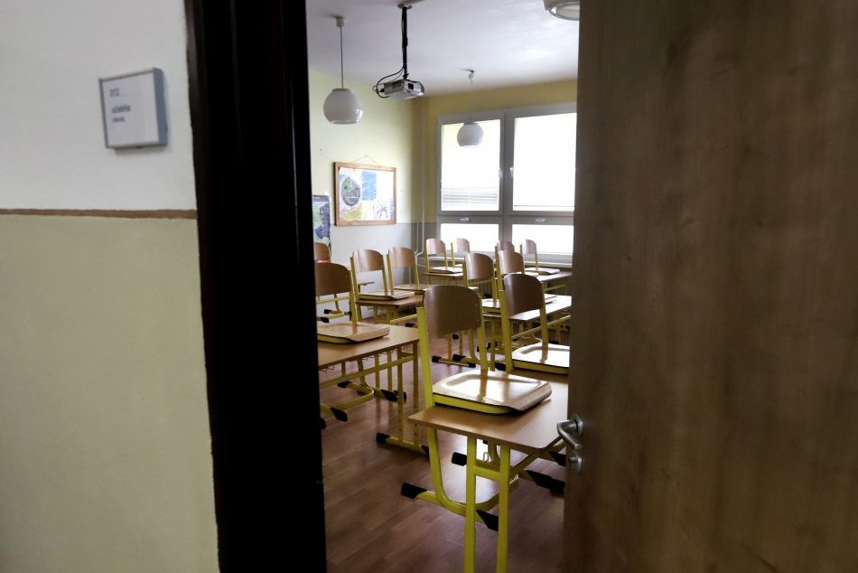 Ilustračný obrázok k článku Ohniská nákazy sú na stredných školách. Koľko ich už hygienici v kraji zatvorili?