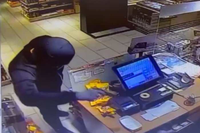 Ilustračný obrázok k článku Nitran so zbraňou prepadol čerpaciu stanicu v Bratislave. Do hodiny mal na rukách putá