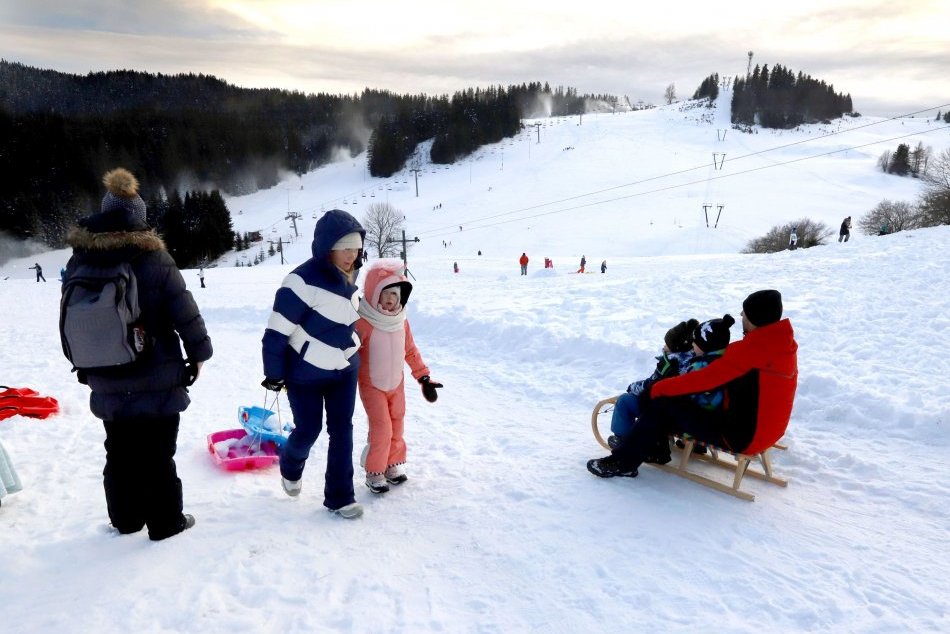 Ilustračný obrázok k článku Lockdown a vypnuté vleky nie sú prekážkou: Ľudí to ťahá aj na Donovaly, FOTO