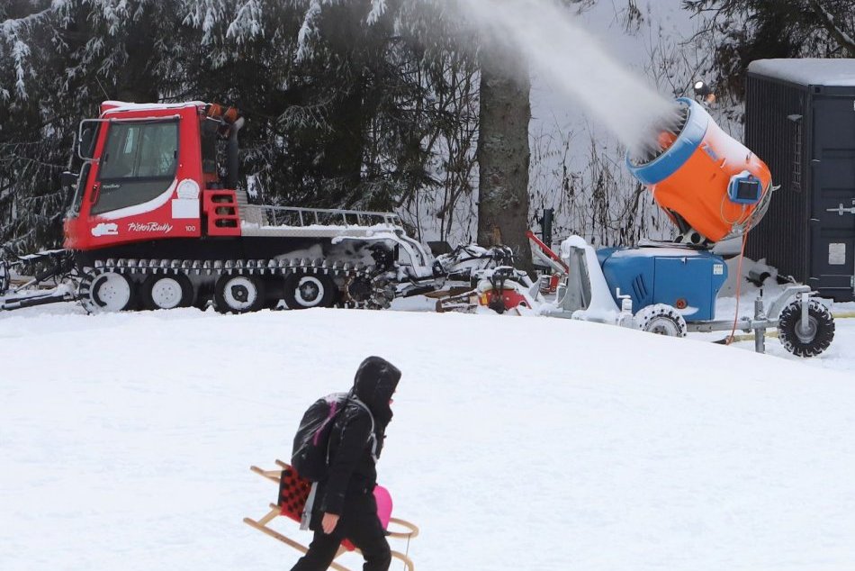 Ilustračný obrázok k článku Delá sú SPUSTENÉ: V TOMTO lyžiarskom stredisku vo Vysokých Tatrách sa už zasnežuje!