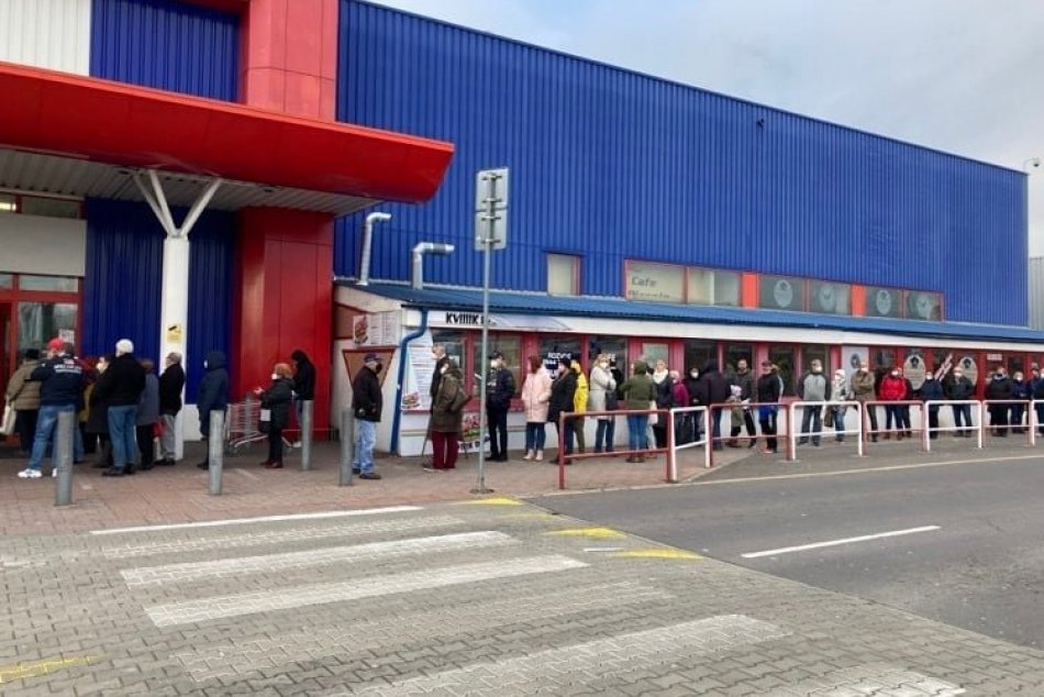Ilustračný obrázok k článku Nie na akcie, ale na očkovanie bol dlhý rad pred hypermarketom v Prievidzi, FOTO