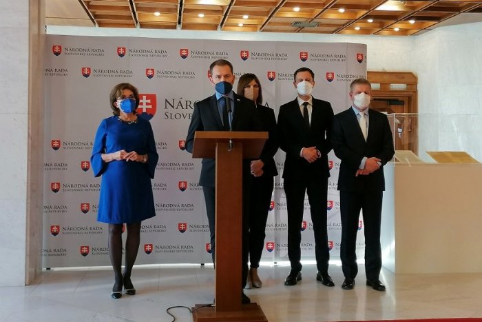 Ilustračný obrázok k článku Ľudia nad 60 rokov dostanú miesto poukazov HOTOVOSŤ. O akú sumu si prilepšia?