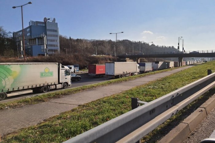 Ilustračný obrázok k článku Hromadná ZRÁŽKA áut pred mostom Lanfranconi: Kvôli kolóne uzatvárajú tunel SITINA