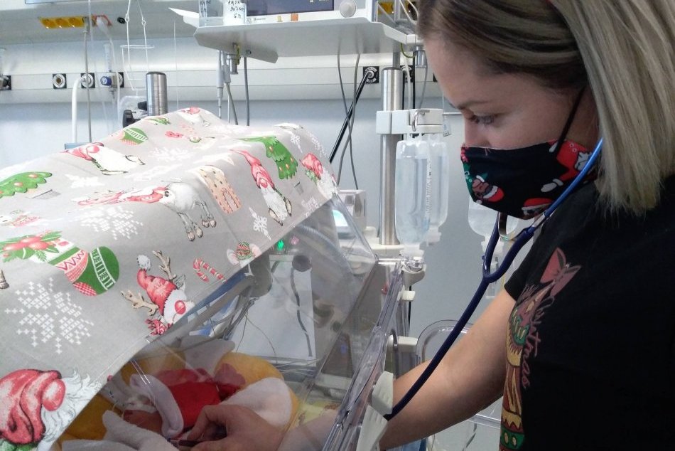 Ilustračný obrázok k článku V Rooseveltke bolo Mikulášov hneď viacero: Bábätká dostali rozkošné outfity, FOTO