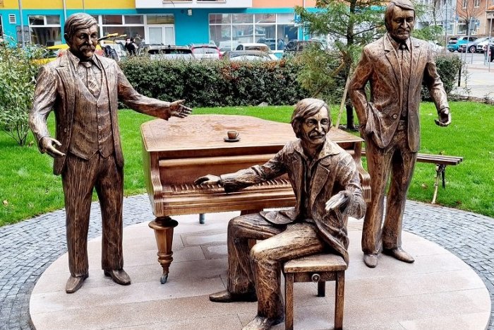 Ilustračný obrázok k článku Lasica, Satinský a Filip medzi panelákmi v Petržalke: Ako by asi svoje sochy okomentovali?