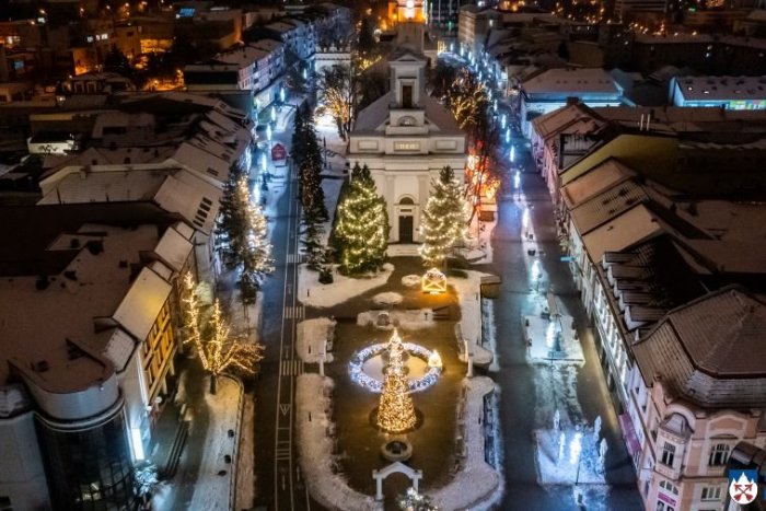 Ilustračný obrázok k článku Poprad prepol do vianočného režimu, pribudli novinky: Žiarivá NÁDHERA na fotkách