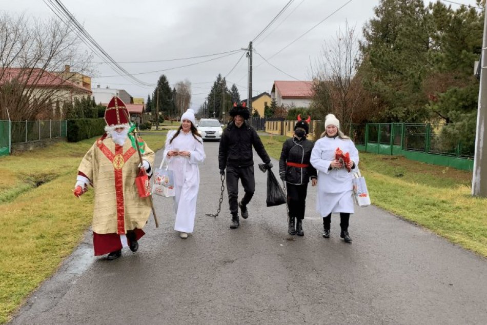 Ilustračný obrázok k článku Dedinou prešli čerti aj anjeli: Mikuláš dodržal tradície a napriek lockdownu dorazil, FOTO