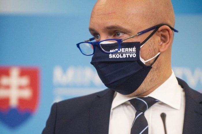 Ilustračný obrázok k článku Gröhling hlasoval PROTI novým opatreniam: Nestotožnil sa so zatváraním škôl