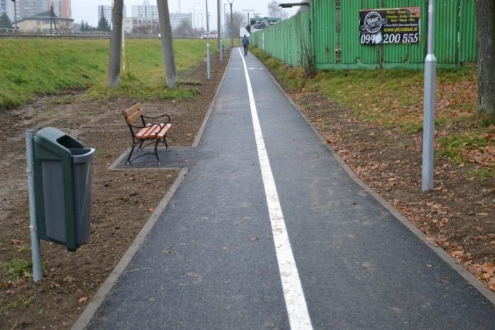 Pozdĺž chodníka pribudli aj lavičky a koše