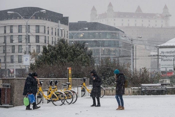 Ilustračný obrázok k článku Bratislavčania, pripravte sa na KALAMITU! Hlavné mesto zavalí kopa SNEHU