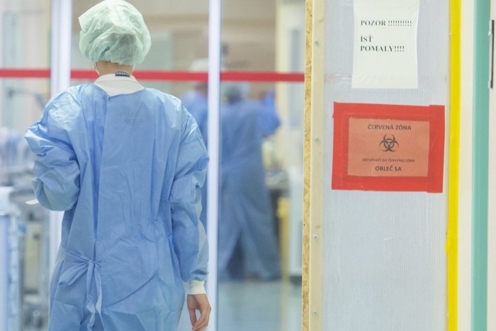 Ilustračný obrázok k článku Desiatky pozitívne testovaných zamestancov: Ako popradská nemocnica zvláda výpadky?