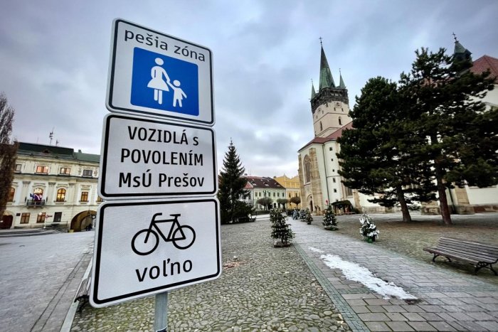 Ilustračný obrázok k článku Nové značky na Hlavnej: Ťažké vozidlá ničia dlažbu, mesto zaviedlo prísnejší režim