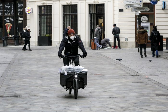 Ilustračný obrázok k článku Hľadáte si brigádu? Máte šťastie! Pred Vianocami ich je v ponuke viac, ako vlani