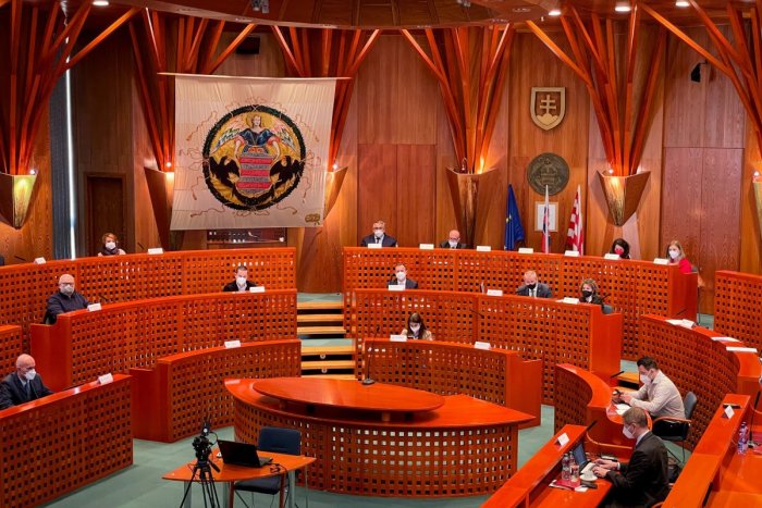 Ilustračný obrázok k článku Zvládnu to na 2 stoličkách? Až 7 Bystričanov zvolili do mestského aj krajského zastupiteľstva