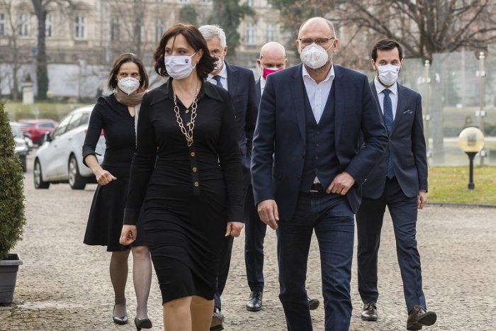 Ilustračný obrázok k článku Sulík a Šeliga kritizujú opatrenia: Povedať wellness áno a rodina nie, je nelogické!