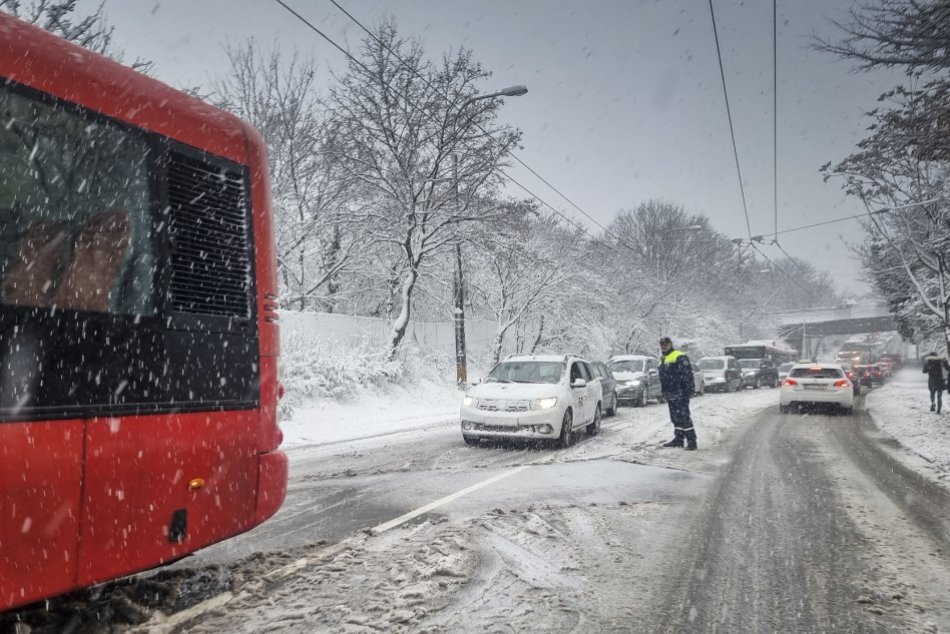 Ilustračný obrázok k článku Sneh robí Bratislave PROBLÉMY: Zlomeniny v nemocniciach, odstavená MHD a nevysypaný odpad