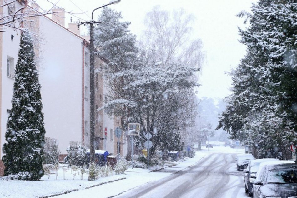 Ilustračný obrázok k článku Na Cabajskej sa skrížil kamión: Sneženie skomplikovalo dopravu aj v okolí Nitry