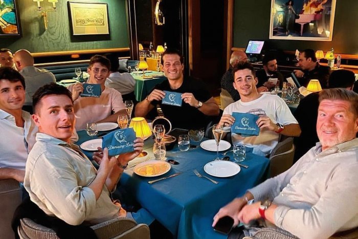 Ilustračný obrázok k článku Hľadaný Výboh sa objavil v Dubaji: V luxusnej reštaurácii bol aj s JAZDCOM Formuly 1!