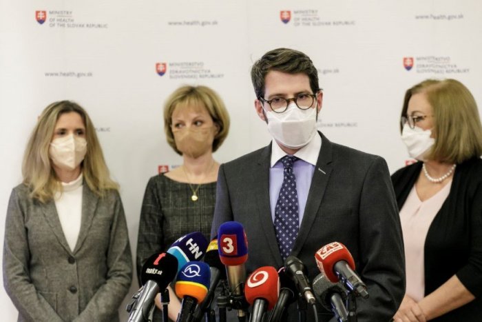 Ilustračný obrázok k článku Konzílium KRITIZUJE otváranie obchodov či zákaz rodinných návštev: Rozhodujú nám tu POLITICI!