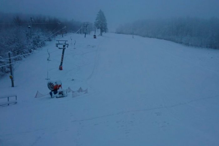 Ilustračný obrázok k článku Na Pezinskej Babe je 30 centimetrov parádneho snehu. Rozbehne sa tam LYŽOVAČKA?