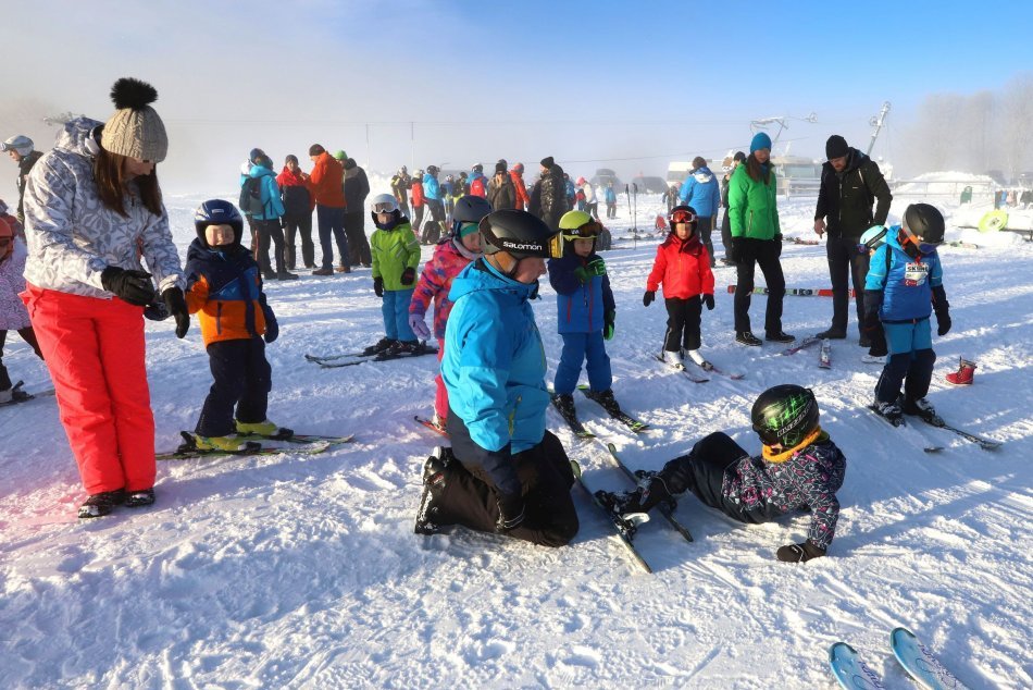 Ilustračný obrázok k článku Donovaly po uvoľnení opatrení opäť ožili: Svahy zaplnili lyžiari, FOTO