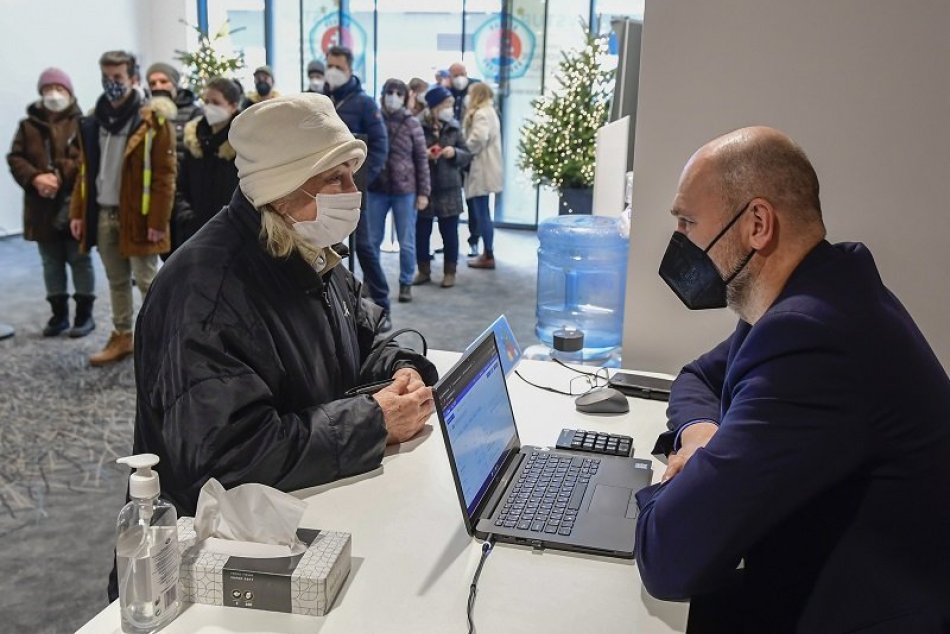Ilustračný obrázok k článku FOTO: Známe tváre lákajú k očkovaniu: Ľudí registrovali Sulík či Budaj a prišiel aj premiér