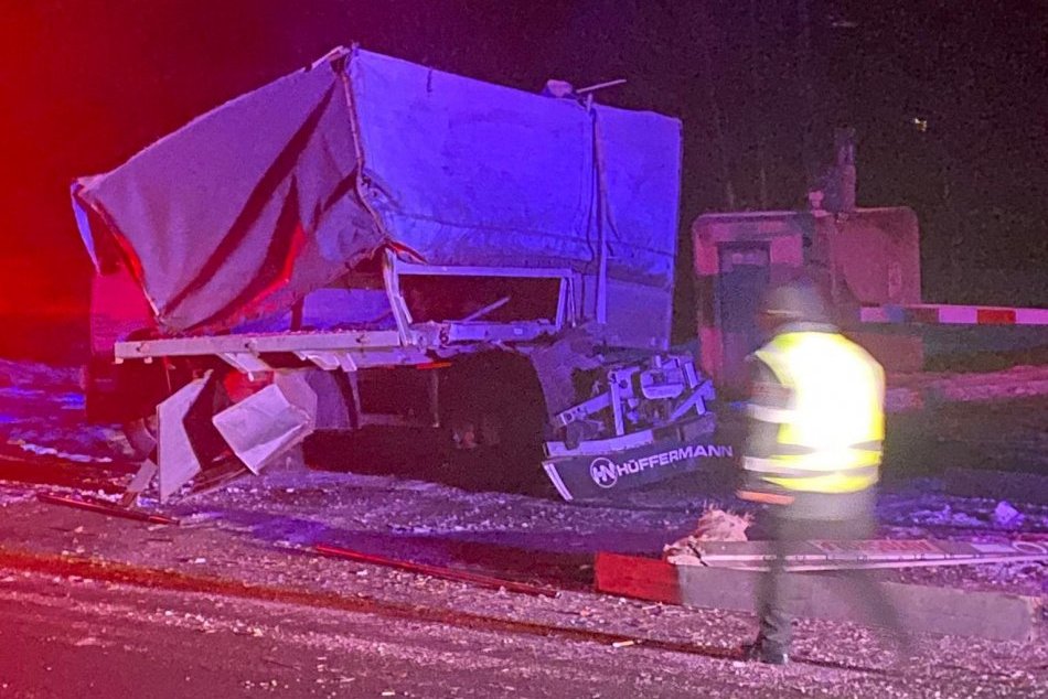 Ilustračný obrázok k článku Na Horehroní sa zrazil vlak s nákladiakom: Na mieste sú všetky záchranné zložky, FOTO