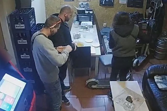 Ilustračný obrázok k článku Zvolenskí policajti sa obrátili na ľudí: Spoznávate mužov a ženu na VIDEU?