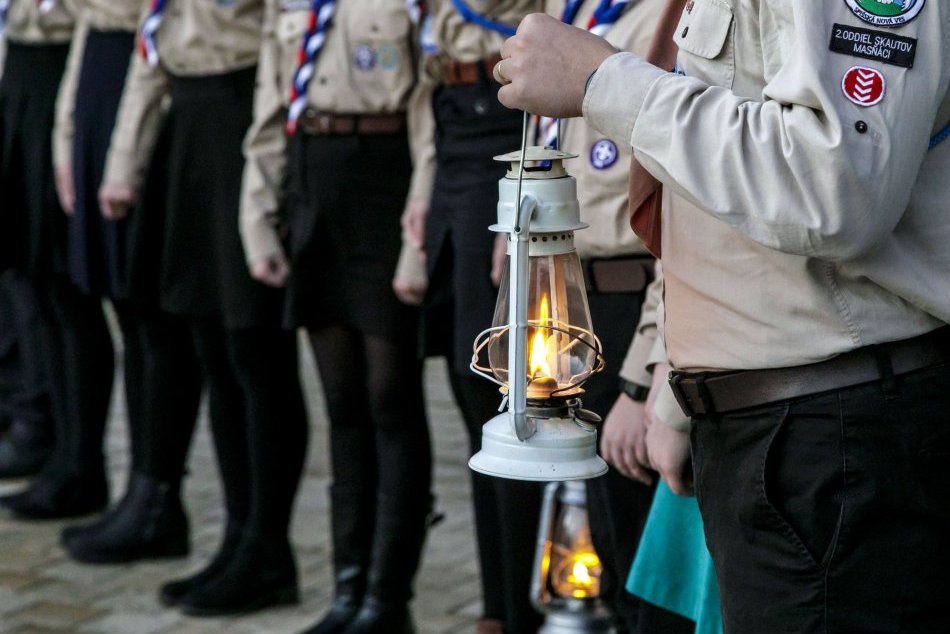 Ilustračný obrázok k článku Pre istotu mali viac lampášov: Betlehemské svetlo je už aj na Lomnickom štíte