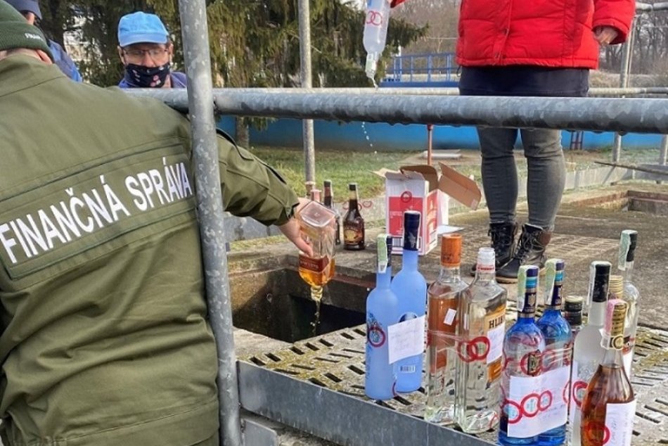 Ilustračný obrázok k článku Tieto FEJKOVÉ kabelky, alkohol a cigarety sa k vám už na Vianoce nedostanú, FOTO