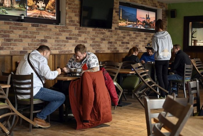 Ilustračný obrázok k článku Očkovanie už nehrá rolu. Do reštaurácie aj na podujatia pustia KAŽDÉHO