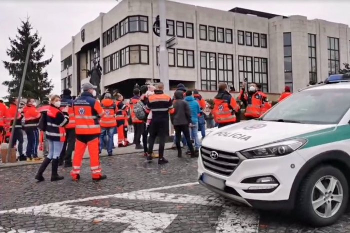 Ilustračný obrázok k článku Záchranári reagujú: Je to ABSURDNÉ! Na proteste boli zaočkovaní a slušne TLIESKALI
