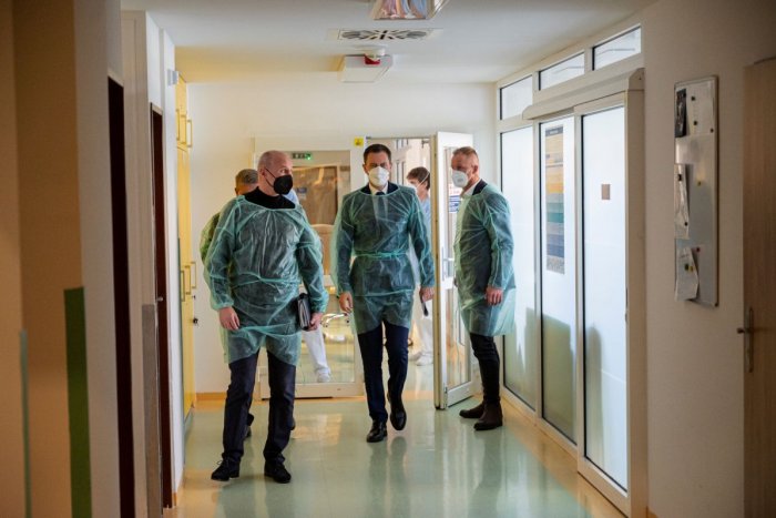 Ilustračný obrázok k článku CHYSTÁ sa zvyšovanie platov pre zdravotníkov a učiteľov? Takáto je reakcia Hegera