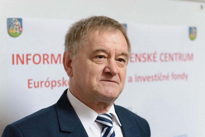 Ilustračný obrázok k článku Nitriansky župan pohorel v prieskume: Jeho meno vraj nepozná POLOVICA krajanov