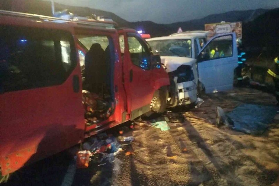 Ilustračný obrázok k článku Vážna nehoda v Kraľovanoch: Hlásia 8 zranených, cestu uzavreli, FOTO