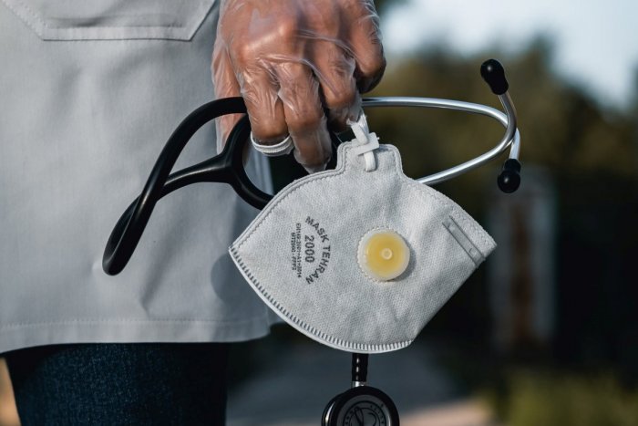 Ilustračný obrázok k článku PREVERUJÚ lekárov, ktorí šírili dezinformácie o očkovaní a covide: Prídu o LICENCIU?