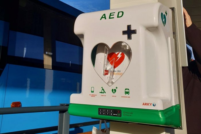 Ilustračný obrázok k článku Hornonitrianske autobusové stanice sú bezpečnejšie vďaka defibrilátorom