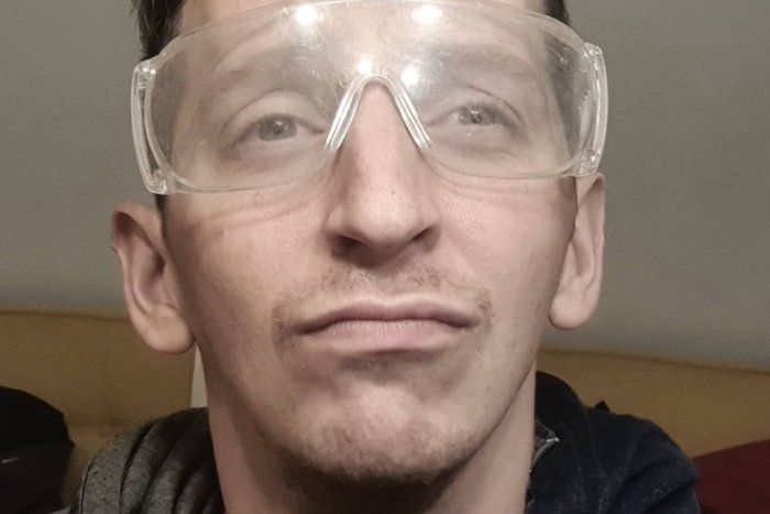 Ilustračný obrázok k článku Komik Rišo HITOM internetu: Uťahuje si z budúcnosti a boduje hláškami o vakcíne, VIDEO